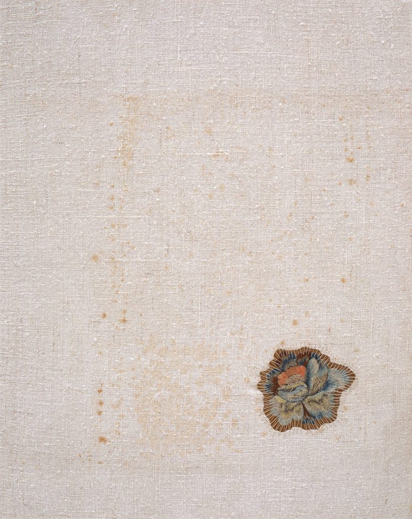 Sidival Fila, Senza Titolo Fiore Antico, 2021, Antique linen and embroidered silk flower, 50 x 40 cm