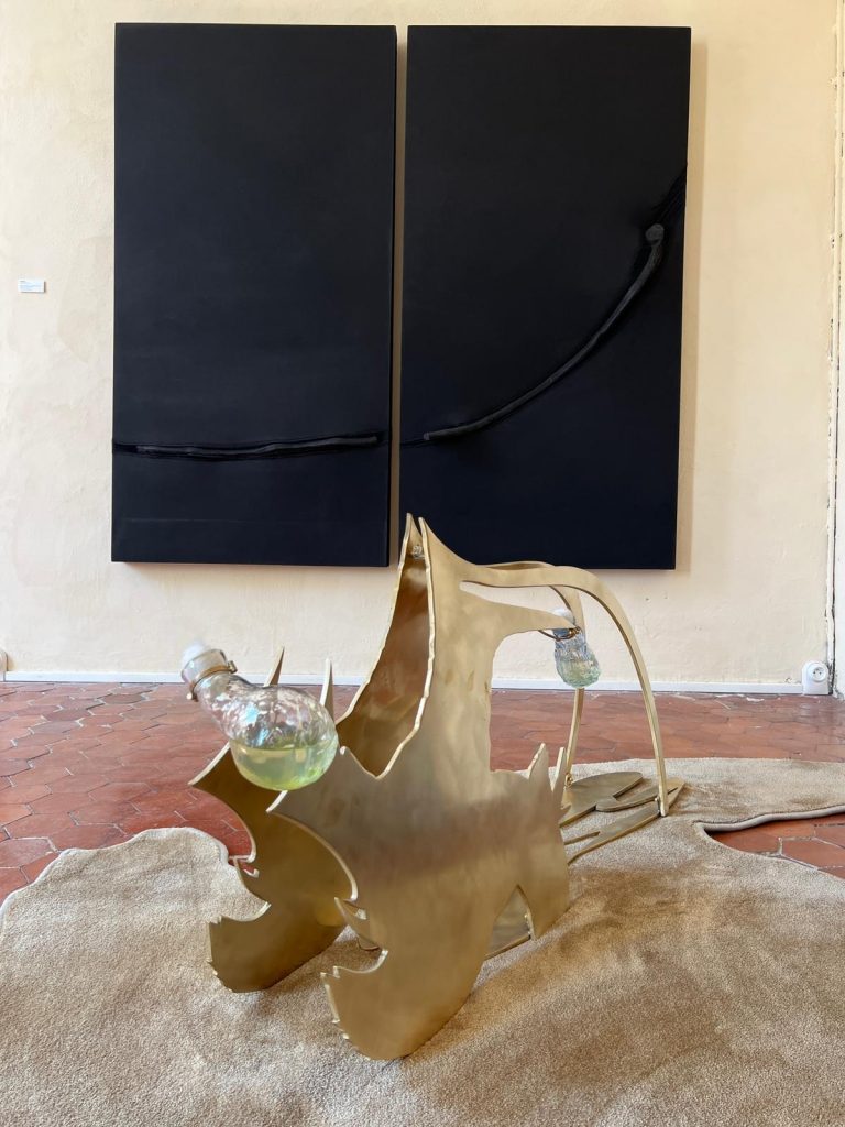 Ittah Yoda, Never the same ocean BP #03, 2022,2 brushed brass, 4 blown glass, Dunaliella Salina microalgae liquid, carded cotton, Variable dimensions