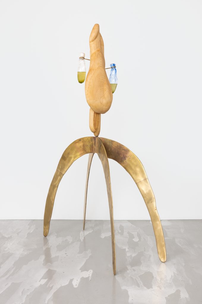 Ittah Yoda, Echo, 2022-23, Brass, maple wood, blown glass, mica, Dunalellia Salina, 120 x 183 x 47 cm, Courtesy of the artist and Galerie Poggi, Paris, © Andrea Rossetti