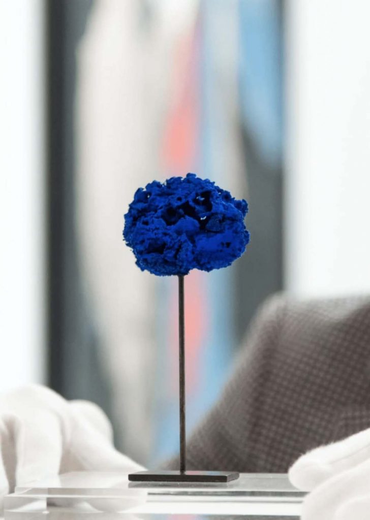 Yves Klein, Sculpture éponge bleue sans titre, c. 1961, Pure pigment and synthetic resin on natural sponge, metal base, 15 x 4 x 5 cm