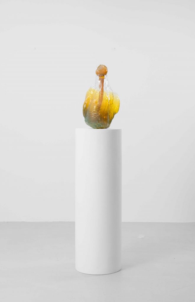 Ittah Yoda, Fanfan (Win series), 2024, Blown glass, olfactory artwork “Learning to Fly” created in collaboration with David Chieze (Luzi, Mark Buxton), 52 x 27 x 26 cm (5 kg), Photo : .Kit