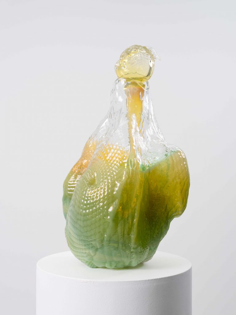 Ittah Yoda, Julian (Win series), 2024, Blown glass, olfactory artwork “Learning to Fly” created in collaboration with David Chieze (Luzi, Mark Buxton), 52 x 27 x 26 cm (5 kg), Photo : .Kit