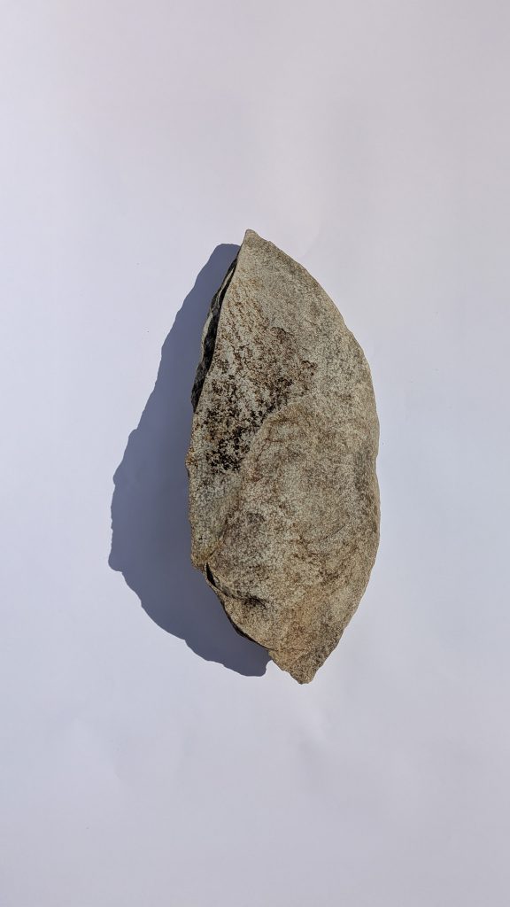 Julia Debord-Dany et Gregory Granados, Le ciel peut s’abattre (Amanda), 2025, Raw phonolite, 3D-printed base, stainless steel ball bearing and gear train, stainless steel pickup head, various dimensions