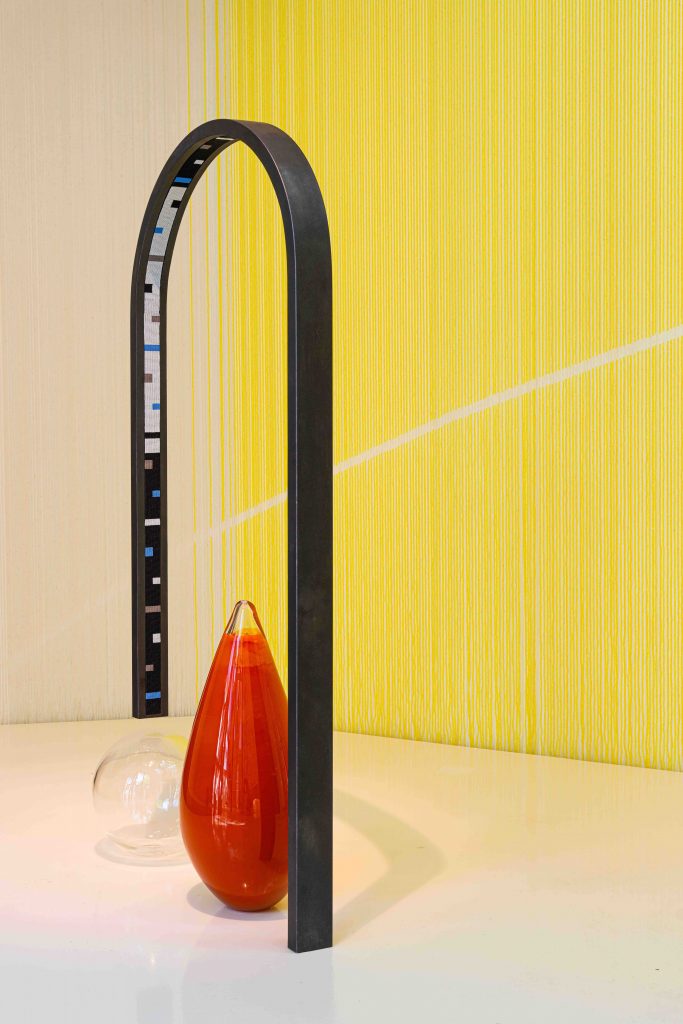 Kapwani Kiwanga, Transfer I, 2024, Metal, blown glass, palm oil, pearls, Sculpture : 73 x 8 x H 163 cm, Plinth : 93 x 151 x 15 cm, Edition of 4 (#2/4), Installation view of the exhibition Trinket, 2024 at 60th International Art Exhibition - La Biennaledi Venezia. Commissioned by the National Gallery of Canada, with the support of the Canada Council for the Arts. Kapwani Kiwanga /Adagp Paris / CARCC Ottawa 2024. Photo : Valentina Mori