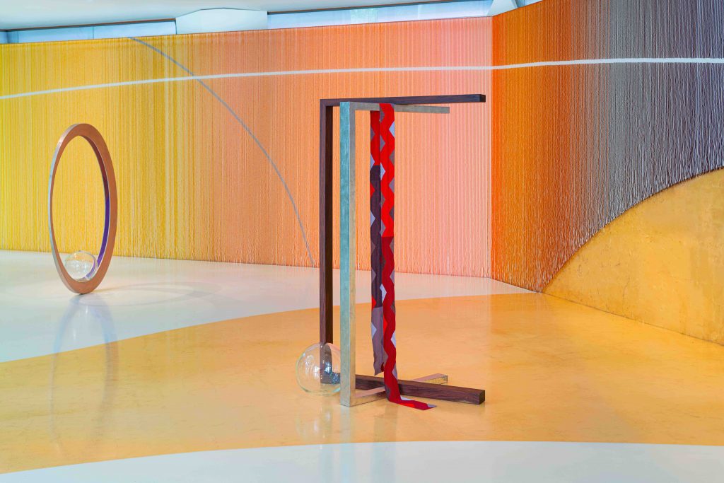 Kapwani Kiwanga, Transfer IV IV (Metal, breath, beads), 2024, Bronze, palladium leaf, wood, blown glass, pearl, sculpture : 70 x 60 x H 164 cm, plinth : 134 x 110 x 1 cm, Edition of 4 plus 2 artist's proofs (#2/4), Exhibition view, Kapwani Kiwanga : Trinket, 2024, Canada Pavilion, 60th International Art Exhibition - La Biennale di Venezia. Commissioned by the National Gallery of Canada and supported by the Canada Council for the Arts. © Kapwani Kiwanga / Adagp Paris / CARCC Ottawa 2024, Photo : Valentina Mori.