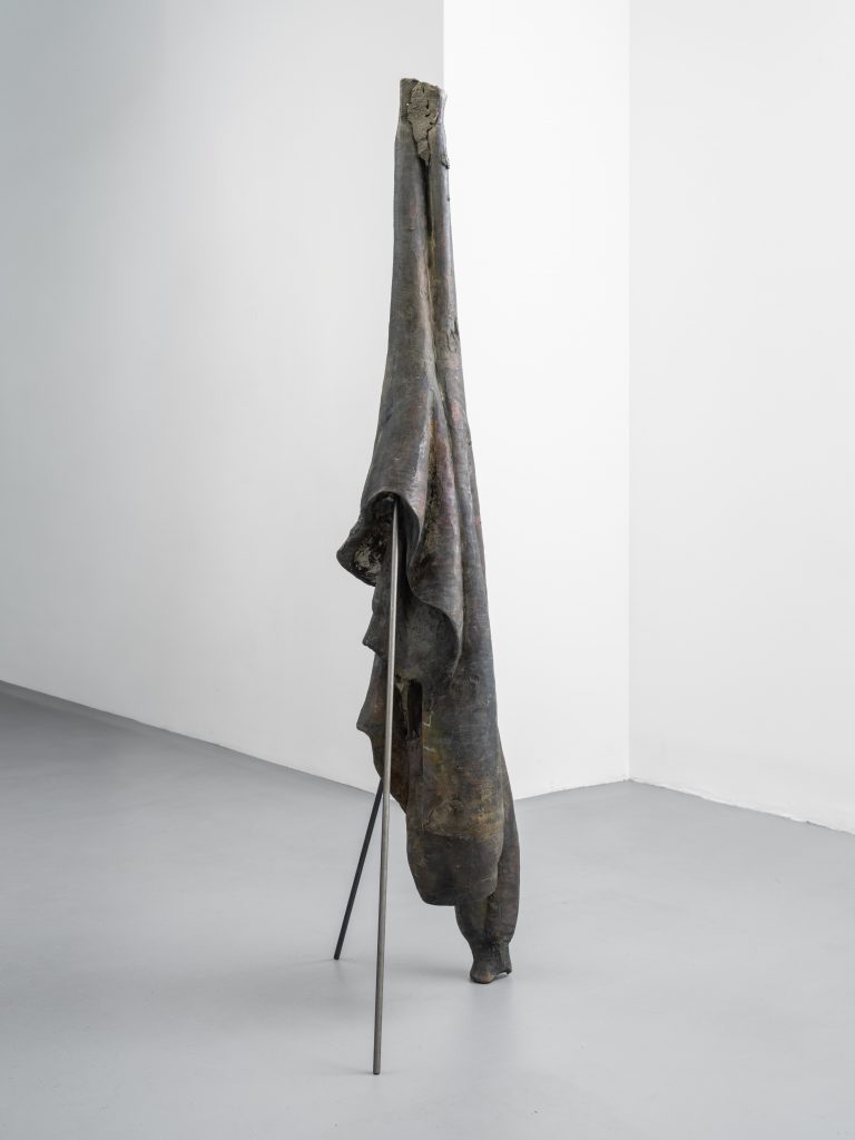 Stefan Papco, Galerie Poggi, Paris, 2025, Exhibition view, "Floating Mountain", Photo : .Kit