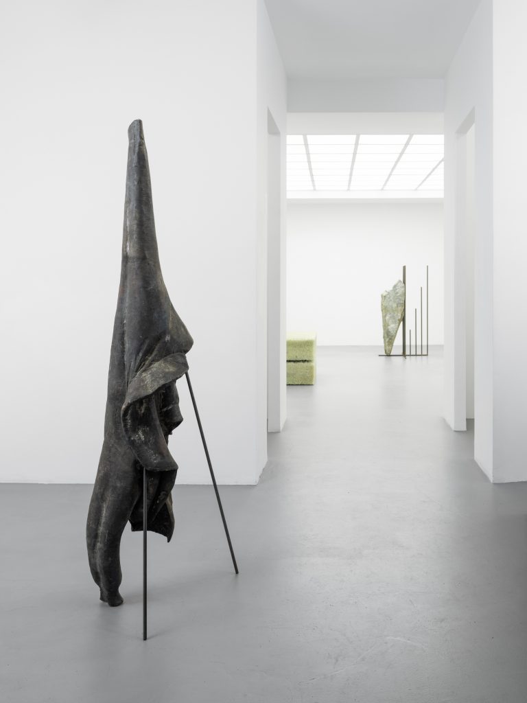 Stefan Papco, Galerie Poggi, Paris, 2025, Exhibition view, "Floating Mountain", Photo : .Kit