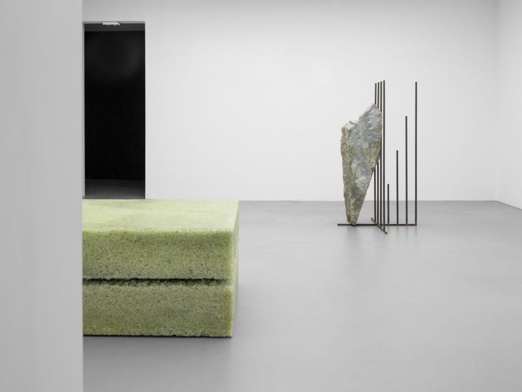 Stefan Papco, Galerie Poggi, Paris, 2025, Exhibition view, "Floating Mountain", Photo : .Kit