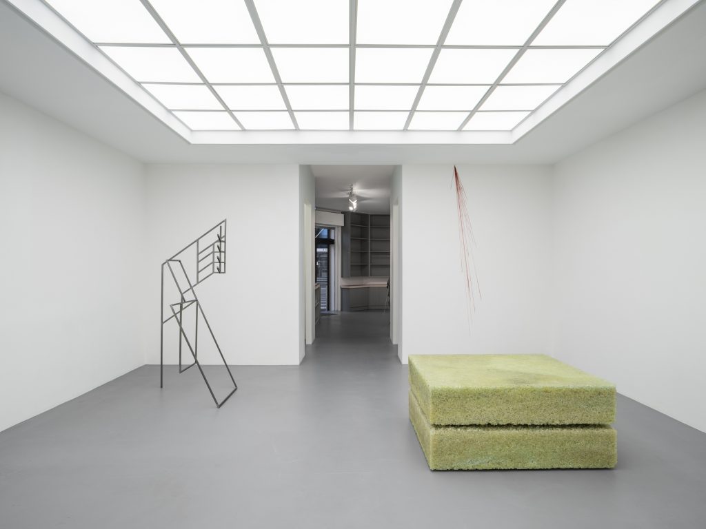 Stefan Papco, Galerie Poggi, Paris, 2025, Exhibition view, "Floating Mountain", Photo : .Kit