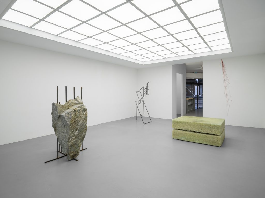 Stefan Papco, Galerie Poggi, Paris, 2025, Exhibition view, "Floating Mountain", Photo : .Kit