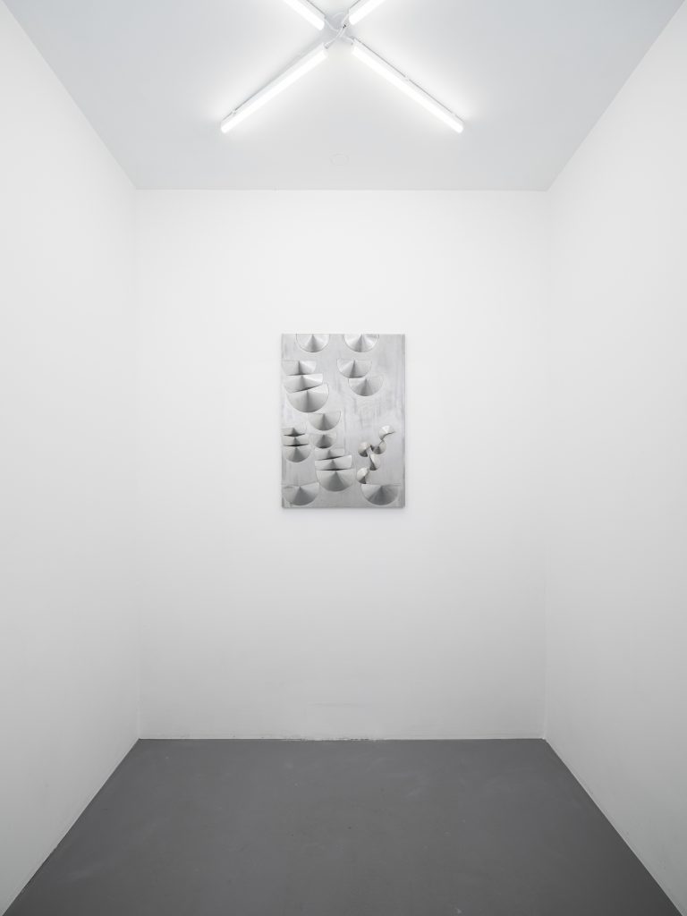 Stefan Papco, Galerie Poggi, Paris, 2025, Exhibition view, "Floating Mountain", Photo : .Kit