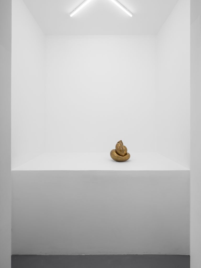 Stefan Papco, Galerie Poggi, Paris, 2025, Exhibition view, "Floating Mountain", Photo : .Kit