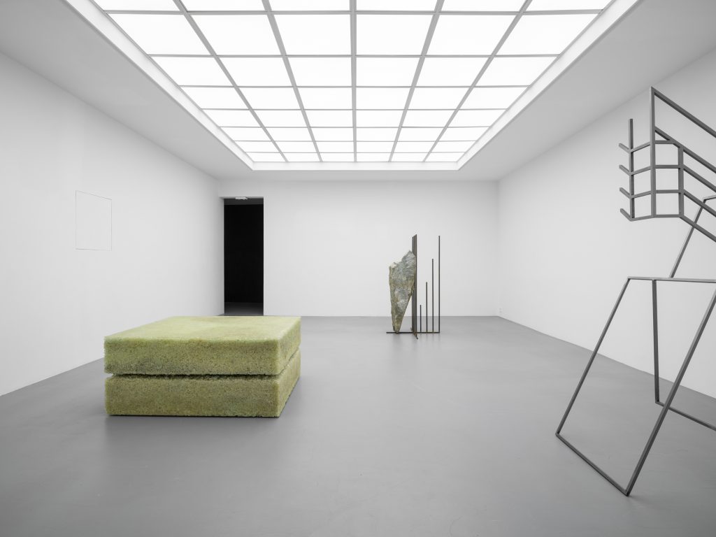 Stefan Papco, Galerie Poggi, Paris, 2025, Exhibition view, "Floating Mountain", Photo : .Kit