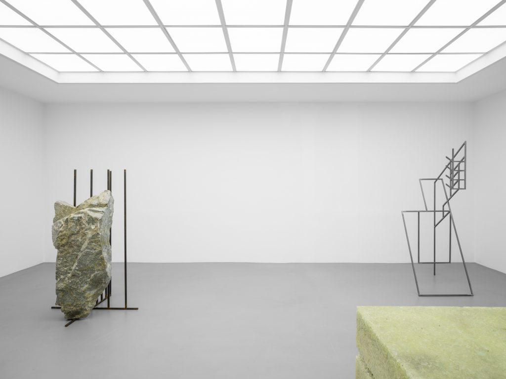 Stefan Papco, Galerie Poggi, Paris, 2025, Exhibition view, "Floating Mountain", Photo : .Kit