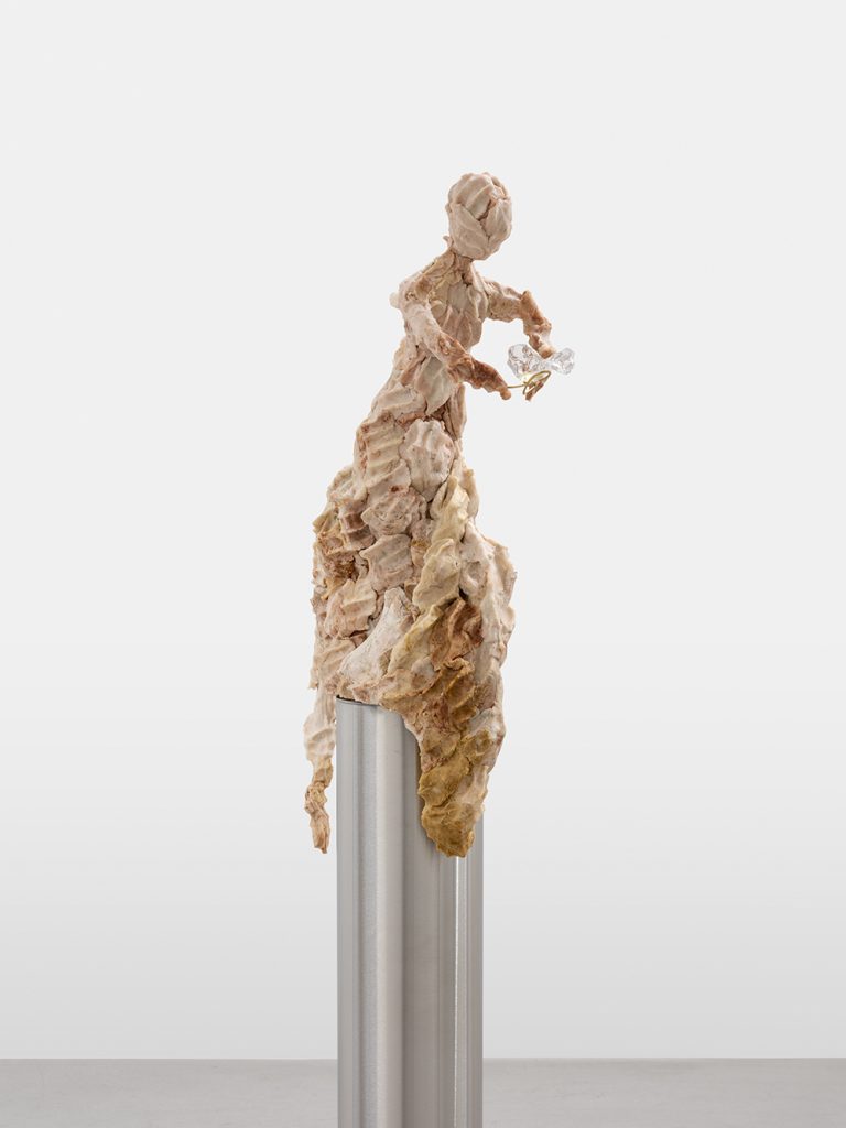 Virginie Ittah, Hespérie, 2026, Ochre and clay collected and transformed into pigments by the artist (91530 Le Marais), wax, steel, blown glass, Anima fragrance note comprising the Inner Light fragrance, created in collaboration with Yann Vasnier (Givaudan) / Maison Pomander Walter, 170 x 40 x 75 cm, Photo : © Nicolas Brasseur