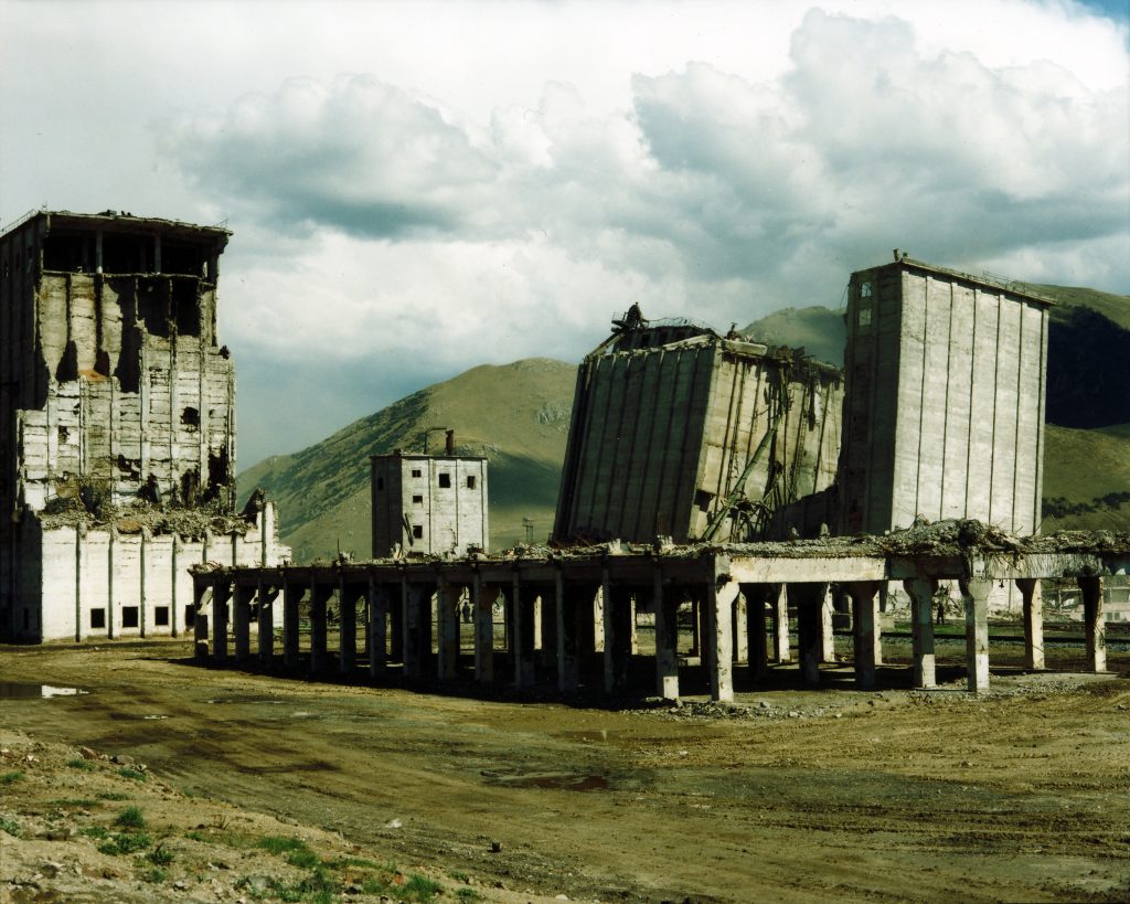 Sophie Ristelhueber, Arménie 2, 1989, Color silver gelatin print, 50 x 60 cm